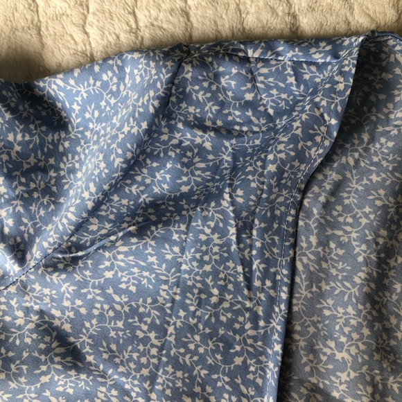 NEW cropped blue & white floral wrap top - Picture 10 of 12